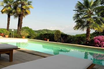 Gîte pour 4 personnes, avec jardin et terrasse à Gan