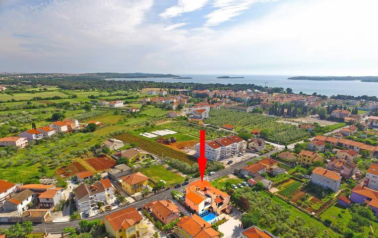 Appartamento per 8 persone, con balcone/terrazza e piscina, con animali domestici a Fazana