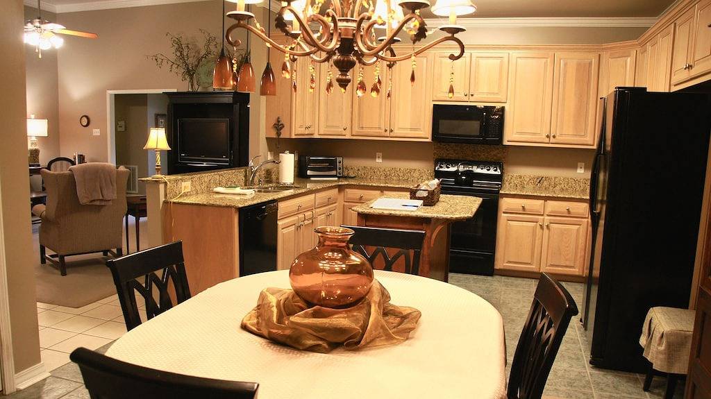 Zentral gelegen- 2 mi. von der Innenstadt Os mit abgeschirmter Veranda, voll ausgestattete Küche in Mississippi Gulf Coast