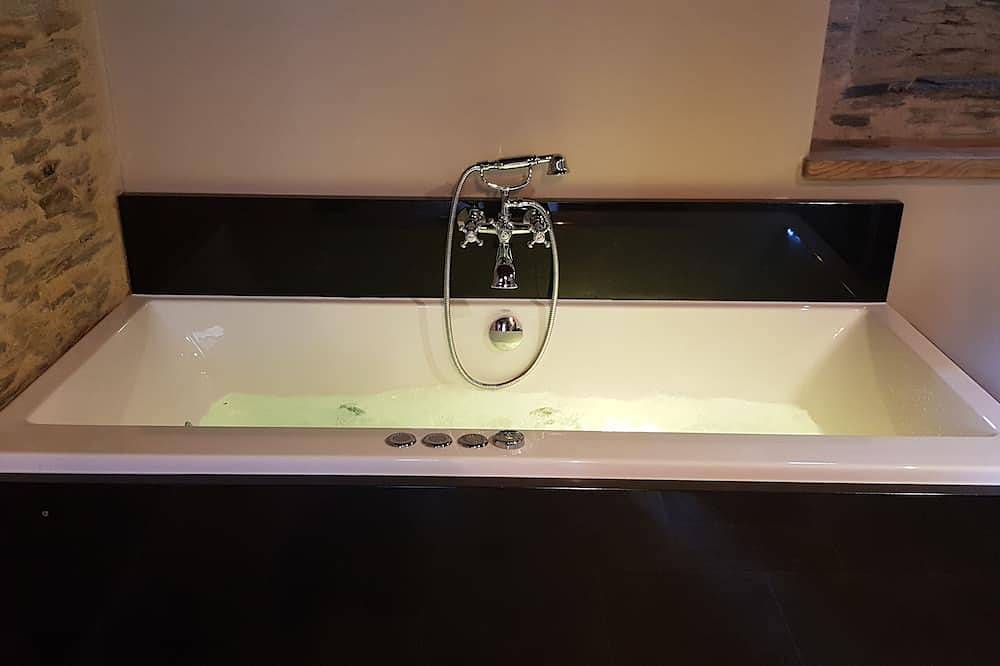 Entire apartment, The Suite with individual Spa \"Guard Room in Ploërmel, Vannes region