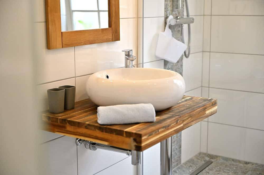 Komfort Doppelzimmer Fachwerk Ensuite Dusche mit Terrasse im Gästehaus Gehrig in Weisenheim am Sand, Pfälzer Rheinebene