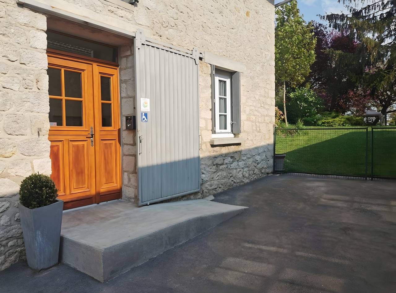 Gîte Hedoniste 1 im Erdgeschoss mit barrierefreiem Zugang in Herpy-l'Arlésienne, Ardennen