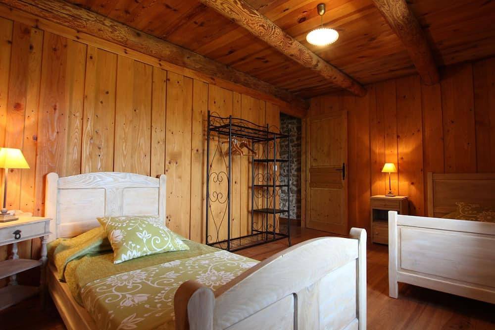 Charmante Maison de Ferme avec Cour Fermée, Proche Loisirs et Nature in Aurec-sur-Loire, Haute-Loire