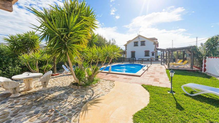 Ferienhaus für 12 Personen, mit Balkon/Terrasse und Pool
