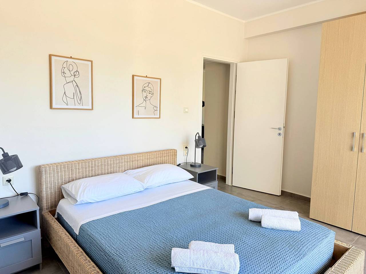 Entire apartment, Fifty Shades of Blue 10 sec to sea 5Pl 2Bd 2Ba in Kato Stalos, Chania region