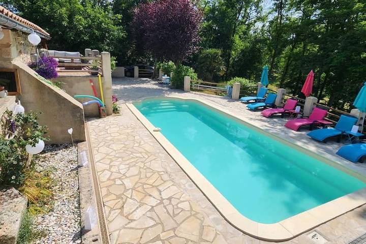 Location de vacances pour 4 personnes, avec Jacuzzi et Terrasse ainsi que Jardin et Piscine à Saint-Vincent-Jalmoutiers