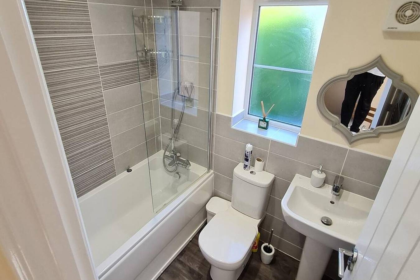 Spacious 3-Bed House - Sleeps 8, Garden & Parking in Peterborough