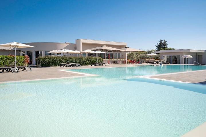 Ferienhaus für 4 Personen, mit Balkon und Terrasse sowie Garten und Pool in Vada