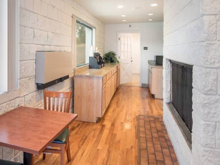 Entire apartment, Spacious King Bed|Free Wifi|Fridge in Colorado Springs, El Paso County (CO)