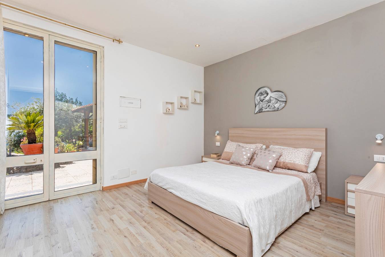 Ganze Wohnung, Apartment 'Giulia' mit Meerblick, privater Terrasse und privatem Garten in Ätna