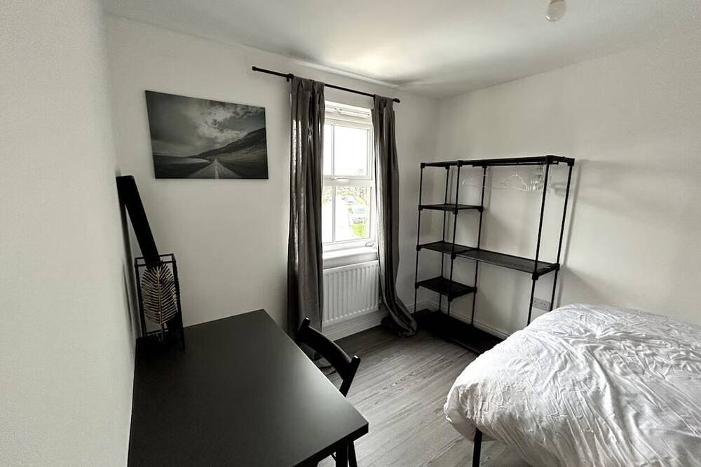 Luxury 4-Bed Home Sleeps 8 | Parking, Ev Charger & | Near Ebbsfleet Intl in Swanscombe and Greenhithe, Dartford