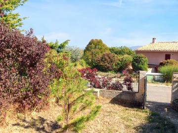 Gîte pour 4 personnes, avec terrasse, animaux acceptés à Vachères
