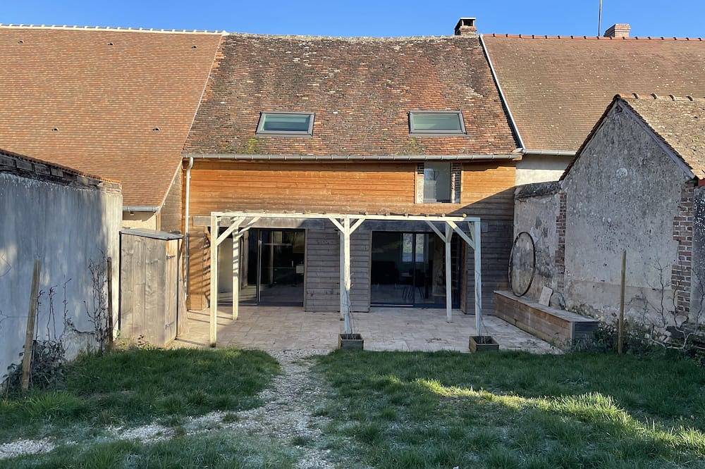 85 m2 town house with south-facing terrace and garden in Saint-Fargeau, Auxerre region