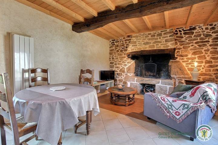 Gîte pour 2 personnes, avec jardin à Trémel