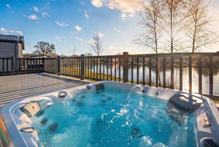 Log cabin for 4 people, with Balcony and Hot tub as well as Terrace and Lake view in Woodhall Spa