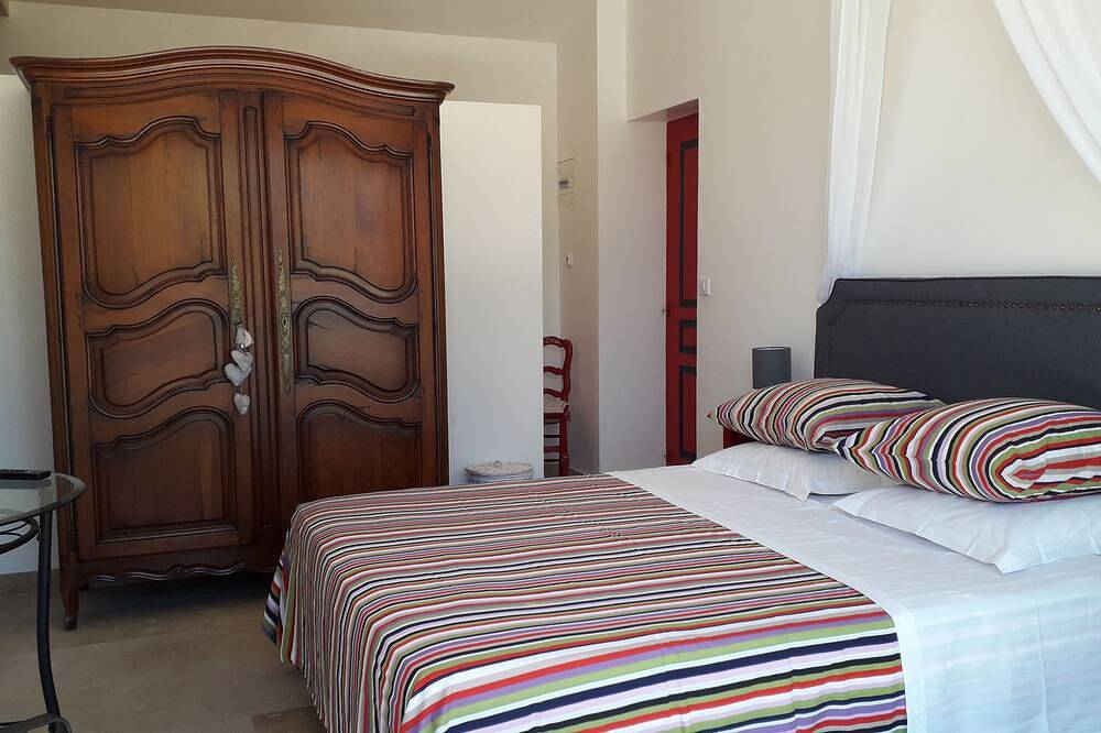 Sejour 5*   Luxe, Confort Villa les Lauriers Roses Piscine et Spa privés .Wifi in Saint-Étienne-de-Fontbellon, Ardèche