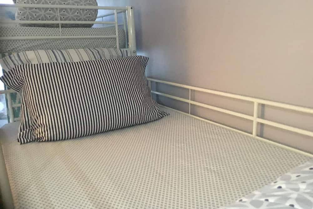 Entire apartment, Parisian dorm shared room  [ Just for sleep daily from 20h to 10h ] in Bobigny, Seine-Saint-Denis