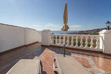 Villa voor 4 Personen in Nerja, Costa del Sol, Afbeelding 2