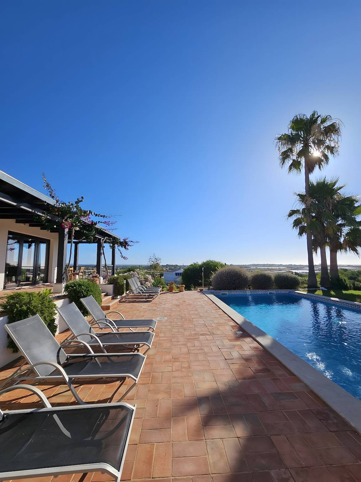 Villa Laguna – Charming Villa with Private Pool, Terraces & Wi-Fi in Moncarapacho, Parque Natural da Ria Formosa