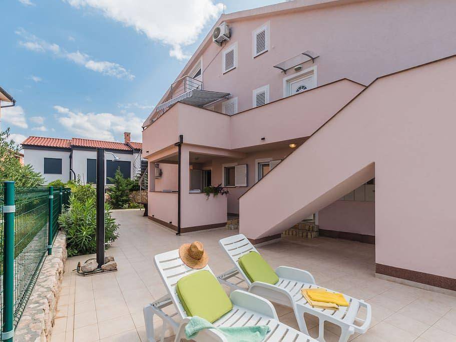 Ganze Ferienwohnung, Große Wohnung in Klimno mit Garten, Grill und Terrasse in Klimno, Krk
