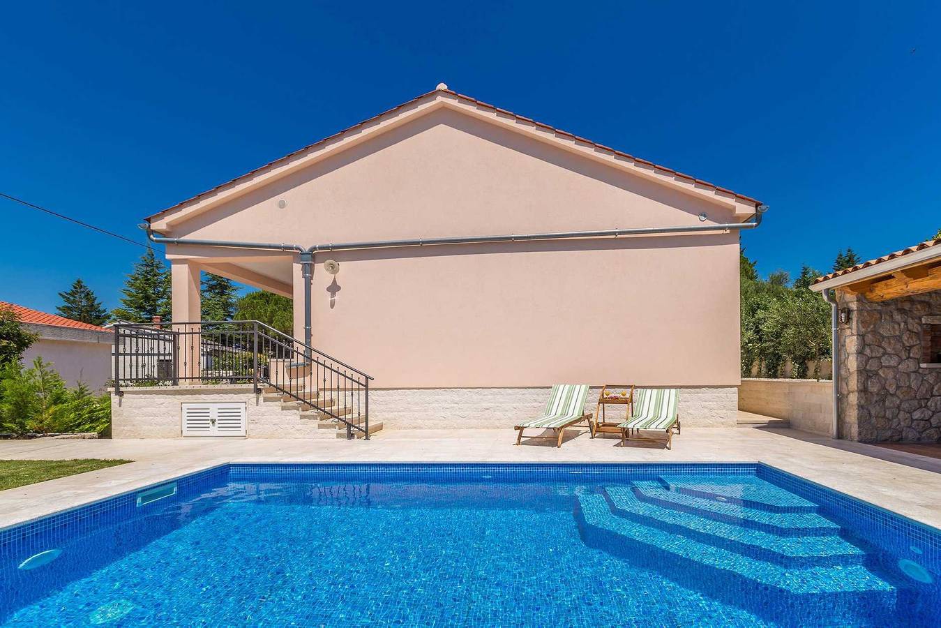 Charmantes Ferienhaus Villa Vita mit privatem Pool in Pinezici, Krk