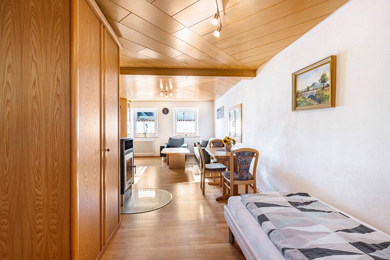 Apartamento inteiro, Apartamento 'Hewenpanorama' com vista para a montanha, terraço privado e acesso Wi-Fi in Engen, Hegau