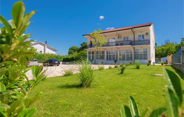 Feriehus for 16 personer, med terrasse - 1