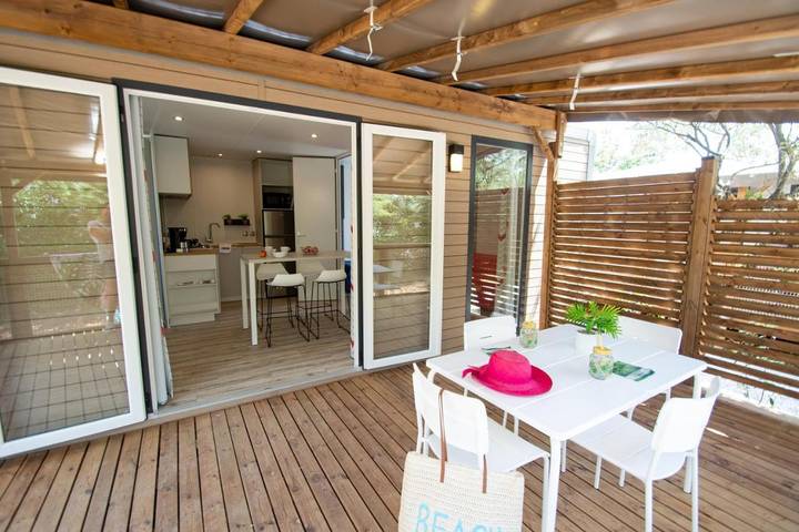 Camping pour 4 personnes, avec vue ainsi que piscine et jardin, animaux acceptés