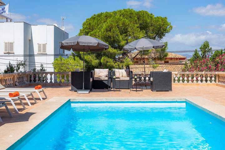 Bonita Villa Porto con Wi-Fi, balcón, terraza, jardín y piscina; aparcamiento en la calle disponible in Porto Cristo, Manacor
