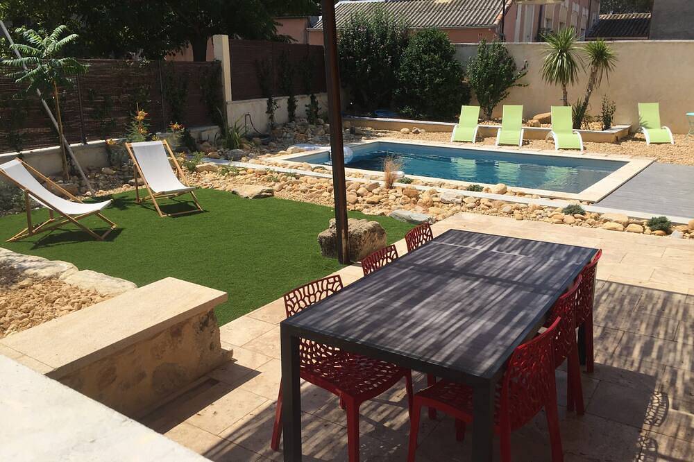Small air-conditioned villa with heated swimming pool in Saint-Roman-de-Malegarde, Vaucluse
