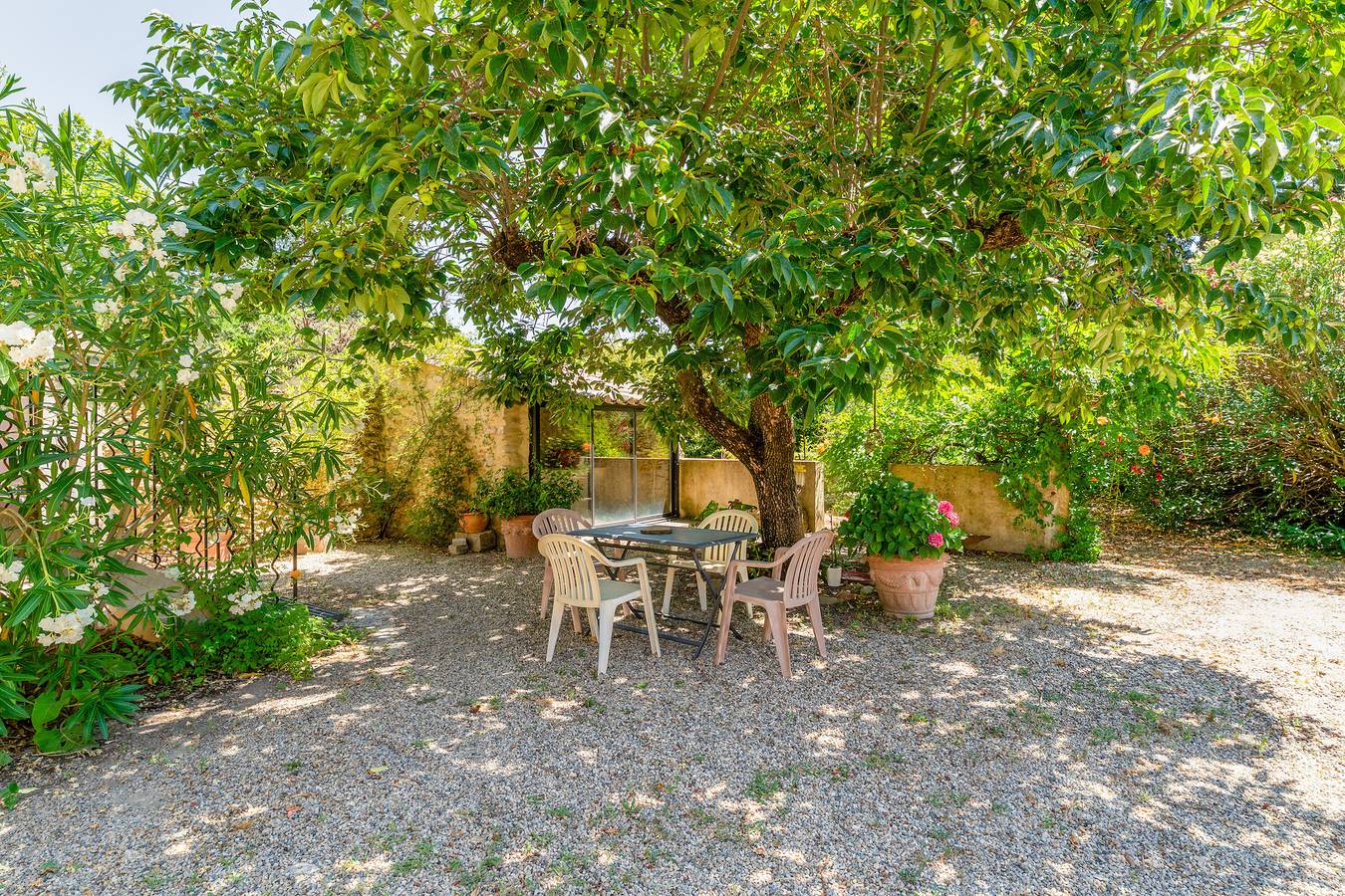 Hel lägenhet, Apartment 'La Velle' with Private Terrace, Private Garden and Wi-Fi in Mornas, Vaucluse