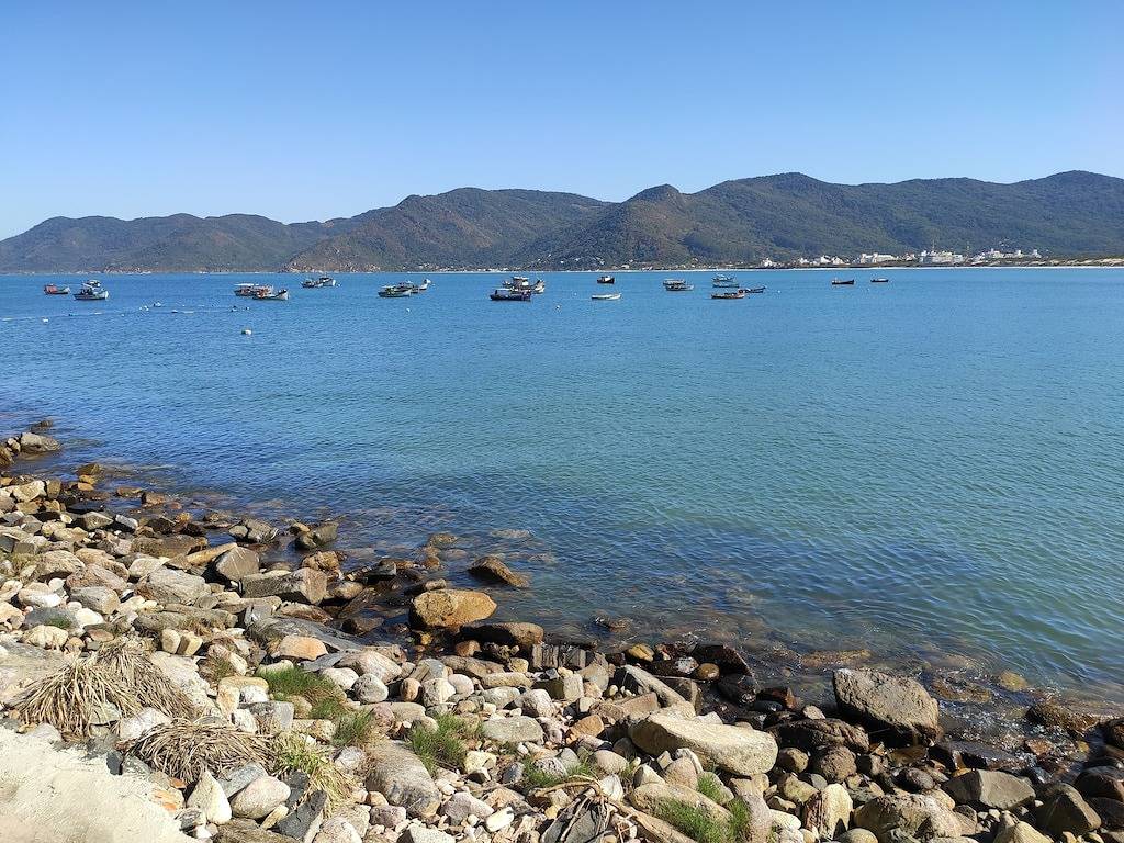 Schönes 3-Zimmer-Haus auf das Meer am Strand in Florianopolis mit Blick auf in Florianópolis, Litoral Catarinense
