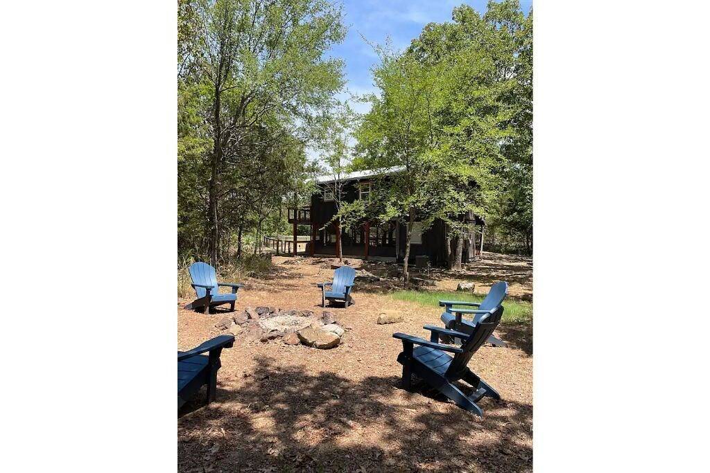 The Little Lake Shack- Pet Friendly Treehouse Cabin in Lake Tenkiller