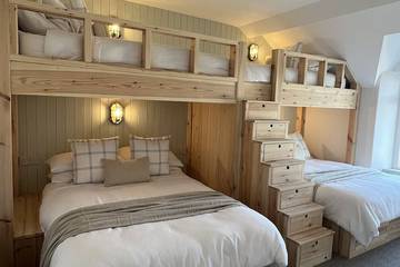 Holiday Rental for 16 People in Rhosneigr, Isle of Anglesey, Photo 1