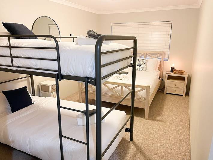 Holiday home for 10 people, with hot tub and garden in Mandurah