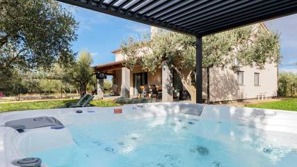 Villa für 6 Personen, mit Terrasse und Garten sowie Whirlpool in Fazana