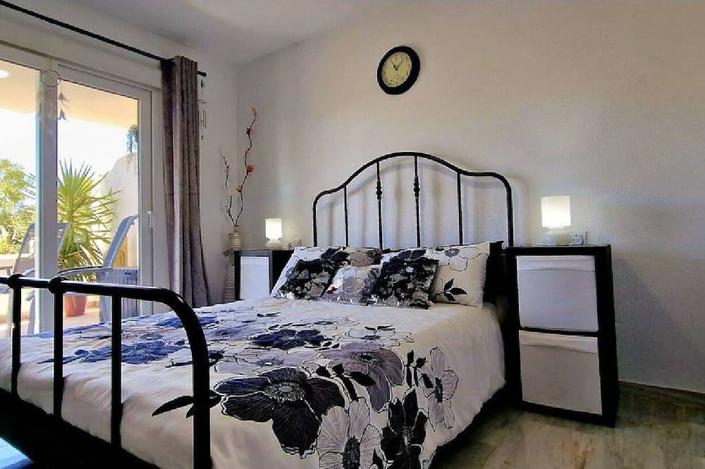 Ganze Wohnung, Stunning Golf Apartment Overlooking the Island Pool and on the Golf Course in Mijas Pueblo, Mijas
