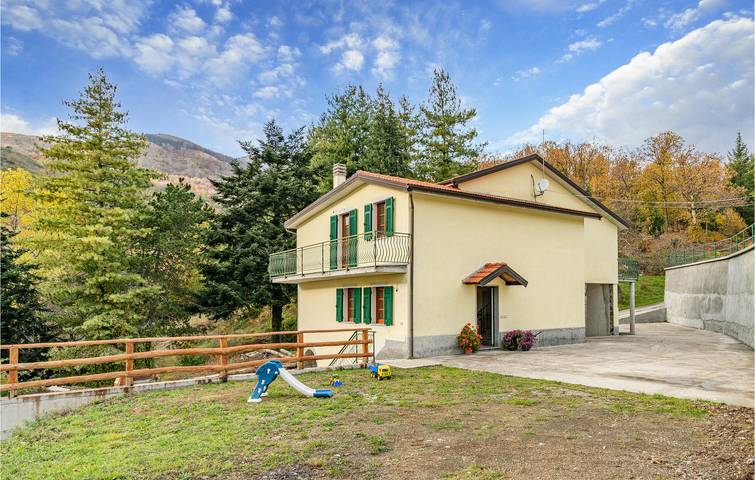 Casa vacanza per 9 persone, con Terrazza a Varese Ligure