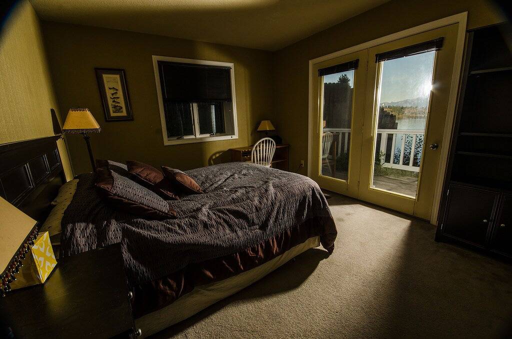 Haus am See mit Whirlpool, Dock, tolle Aussicht aus dem Wohnzimmer und Schlafzimmer in Flathead Nationalwald