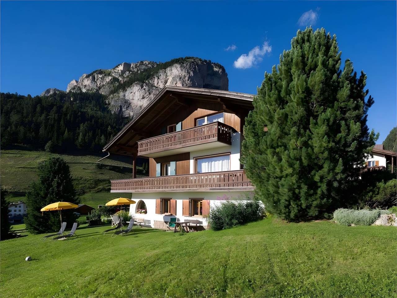 Ganze Wohnung, Ferienwohnung "Kleine Gartenwohnung Haus Forelle" an den Hängen mit Bergblick in Wolkenstein, Dolomiti Superski