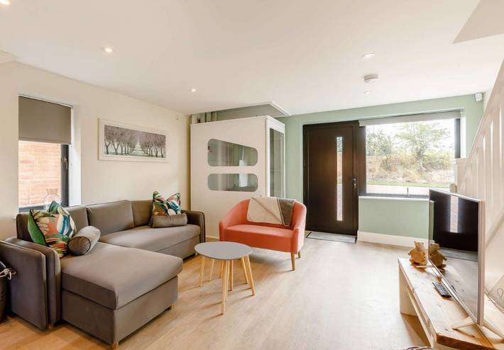 Log cabin for 4 people, with Hot tub and Terrace as well as Garden in Warwickshire