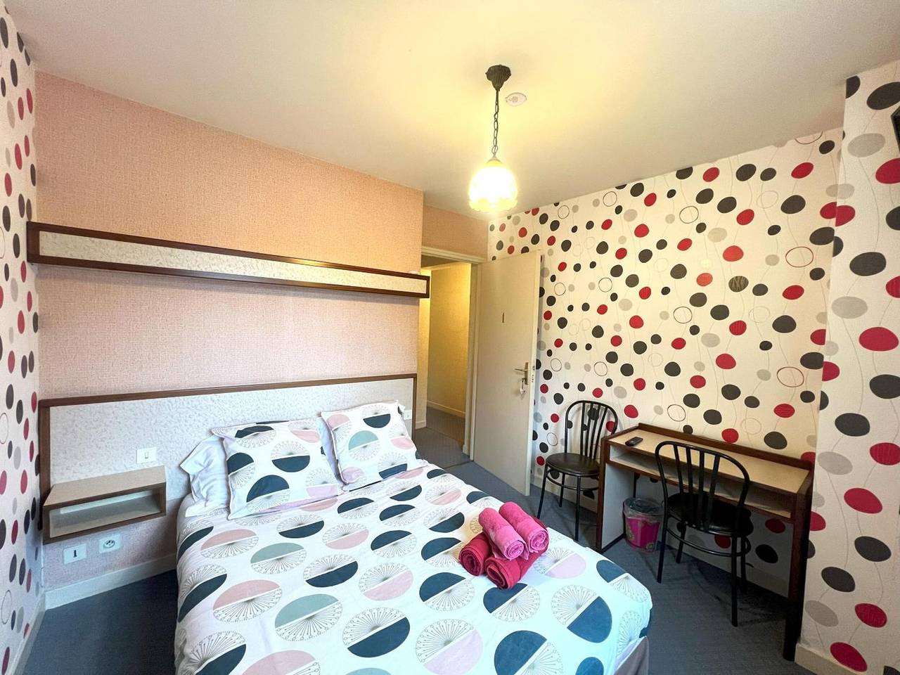 Camera doppia con bagno privato e Wi-Fi in B&B in Caurel, Guingamp Regione