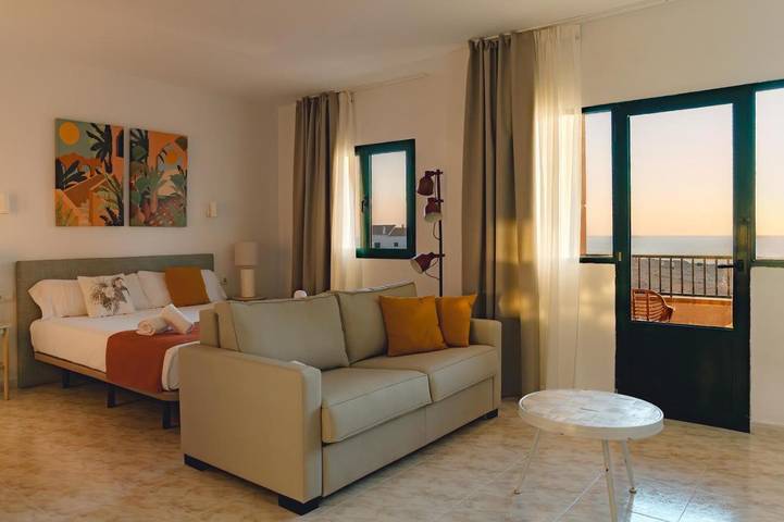 Hôtel pour 3 personnes, avec jardin et piscine ainsi que jacuzzi et bassin pour enfant, animaux acceptés