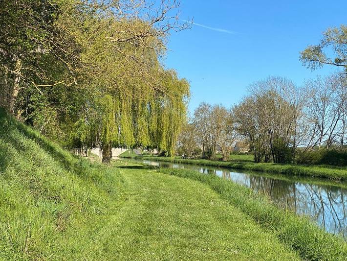 Location de vacances pour 4 personnes, avec Terrasse ainsi que Jardin et Vue sur le lac à Champvert