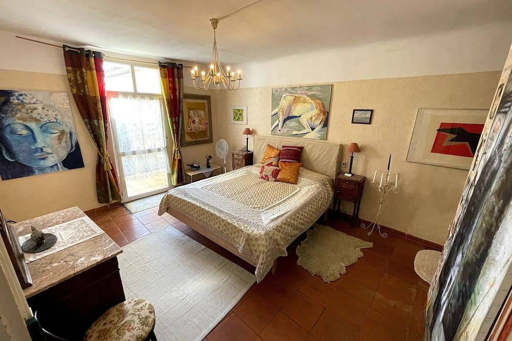 Entire apartment, Room 'House Of Arts' with Balcony and Wi-Fi in Rians, Brignoles region