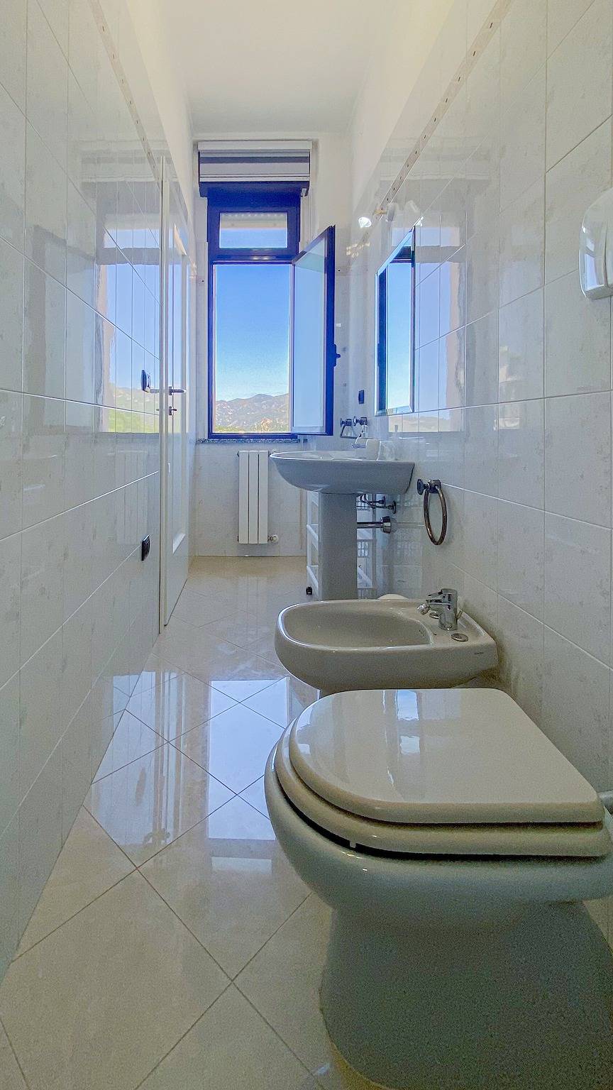 Camera matrimoniale con bagno privato e vista mare in Gonnesa, Iglesiente