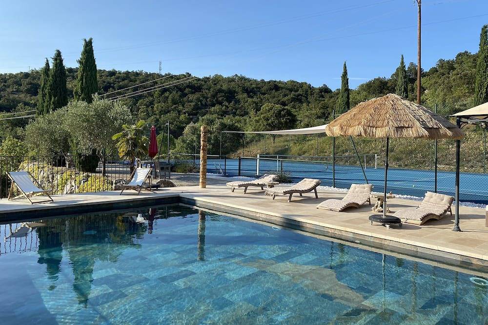 Villa de standing avec grande piscine privée climatisée et terrain de tennis in Montclus, Région de Nîmes