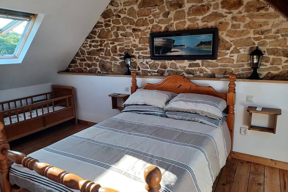 Casa de campo individual hogareño situado en 2 acres de jardines privados con piscina. in Camors, Region de Lorient