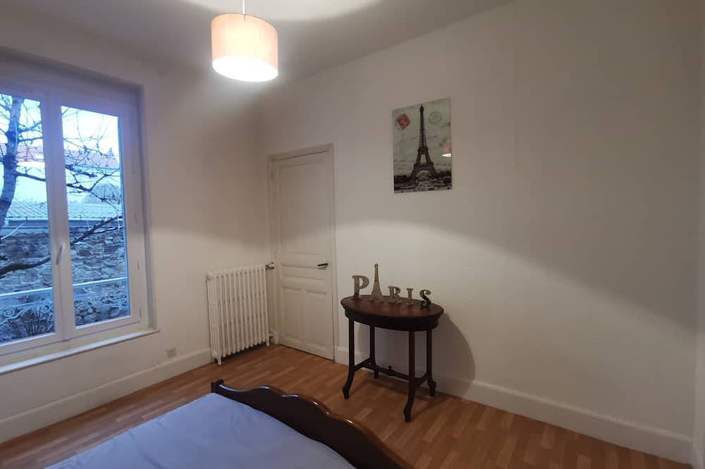 Entire apartment, Furnished rental in Vichy with private courtyard and parking space in Vichy, Vichy region