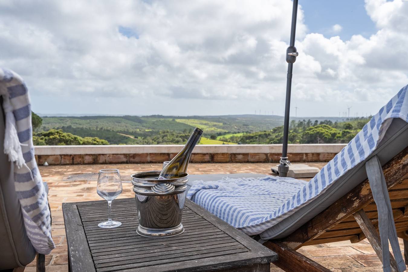 Casa de férias 'Lua' com vista para o mar, piscina partilhada e acesso Wi-Fi in Bordeira, Distrito de Faro